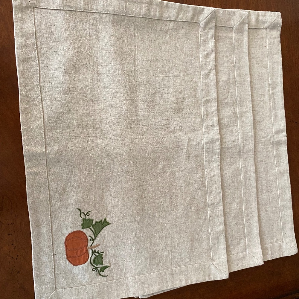 Slightly used pumpkin placemats set of four with four napkins to match. NEW